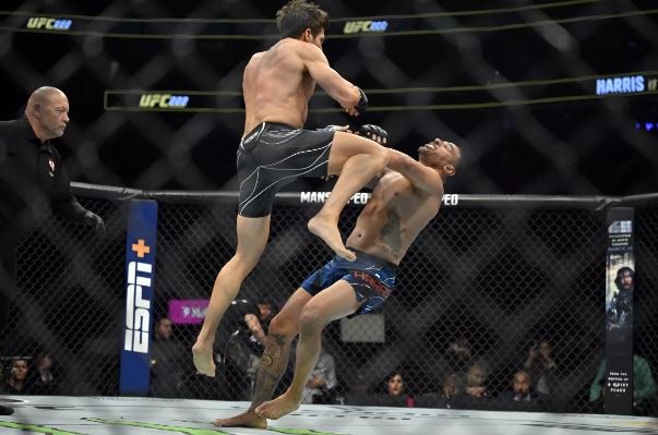 杰克葛伦霍拍新片现身UFC！「胯下炸超巨一包」飞踢对手　网歪楼事件持续记录