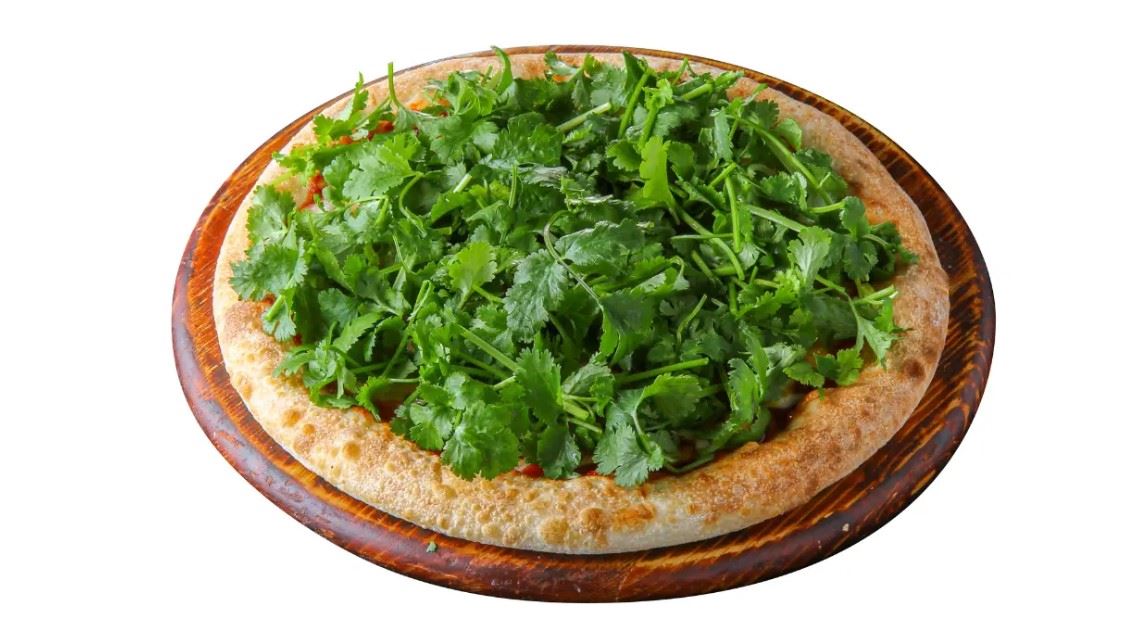 食物魔改大战引爆！日本必胜客推「香菜披萨」　官方证实致敬台湾消息最新进展