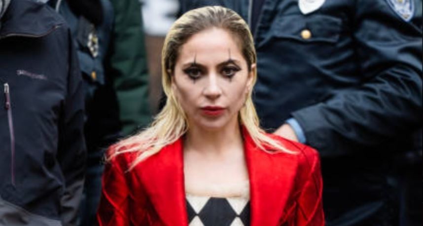 Lady Gaga小丑女造型曝光！「当众强吻围观女子」网看片场照惊呼事件持续记录