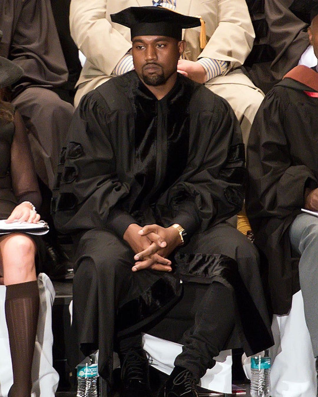 Kanye West替老婆做造型！透肤丝袜包全身「双峰外挂不遮点」网傻消息最新进展