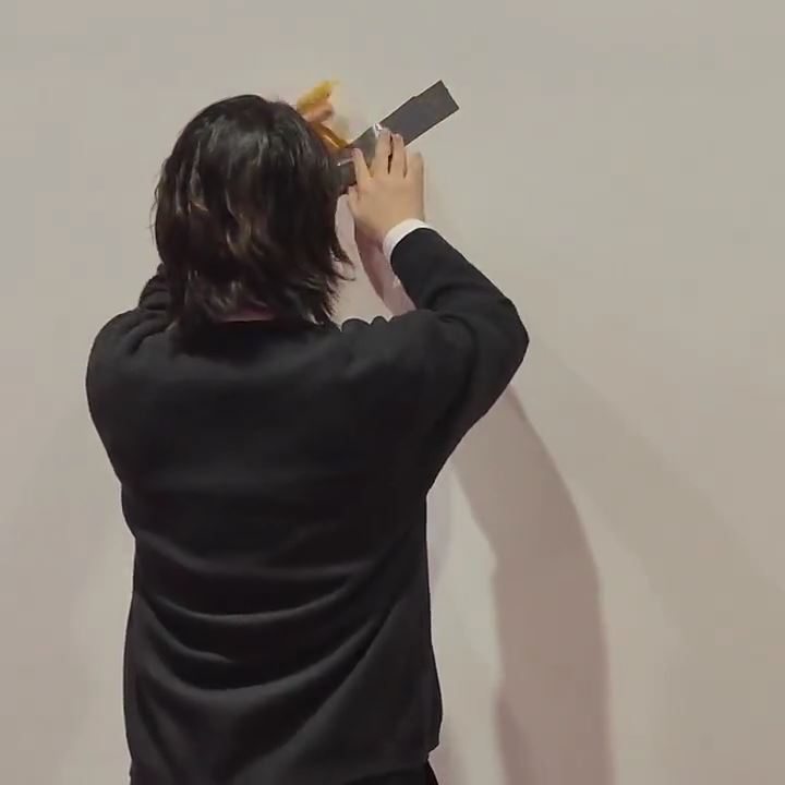 68万「香蕉」艺术品遭吃光！南韩大学生现场完食蕉皮贴回墙　辩事件持续记录"