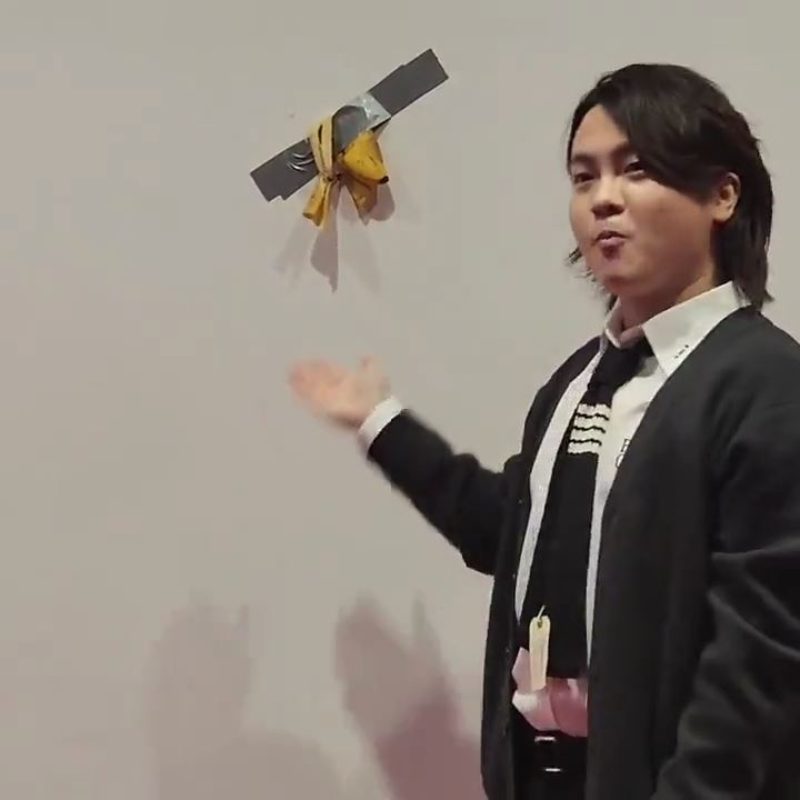 68万「香蕉」艺术品遭吃光！南韩大学生现场完食蕉皮贴回墙　辩事件来龙去脉"