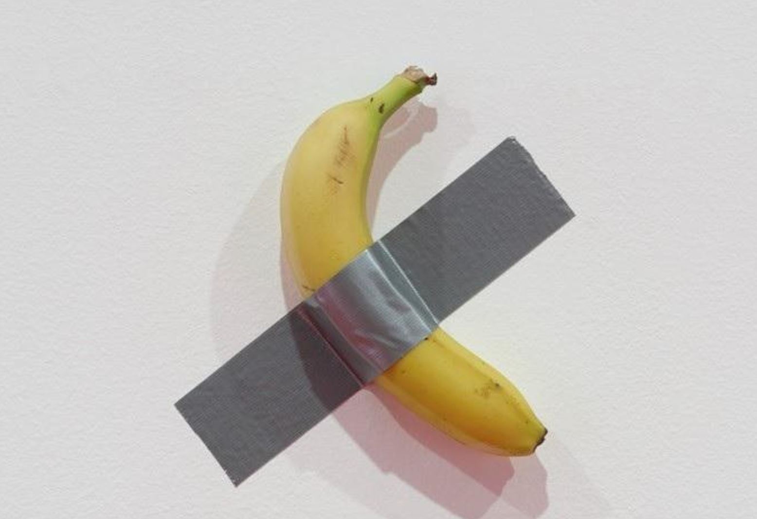 68万「香蕉」艺术品遭吃光！南韩大学生现场完食蕉皮贴回墙　辩事件来龙去脉"